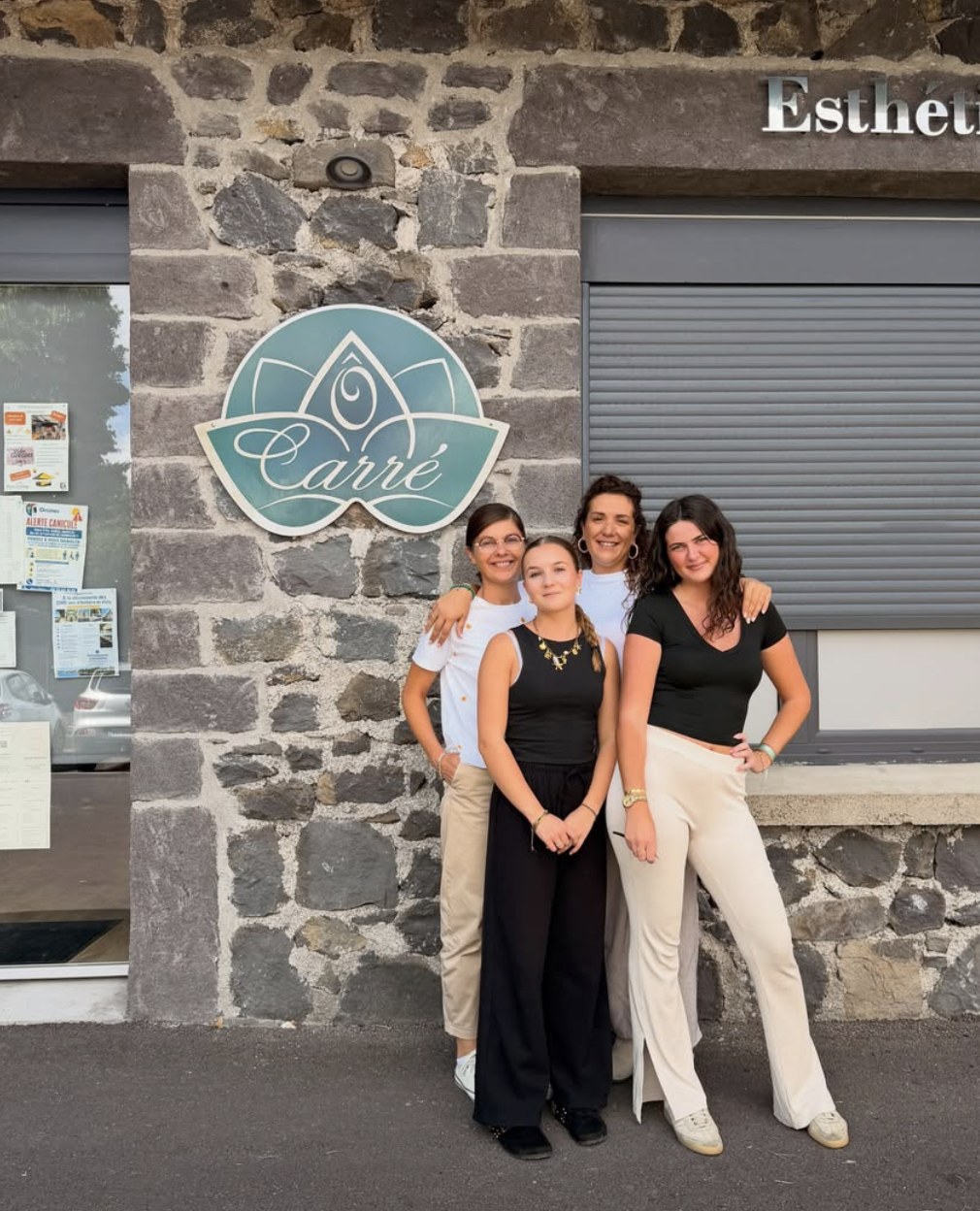 L'équipe du salon Ô Carré devant la devanture à Orcines